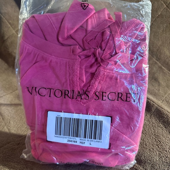NWOT VICTORIA’S SECRET BRA IN TOP (SMALL) - Picture 6 of 8